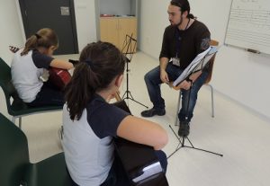 Clases de guitarra en el colegio