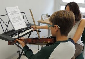 Aprenden los alumnos a tocar el violín