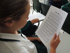 Leyendo una partitura en clase de Coro