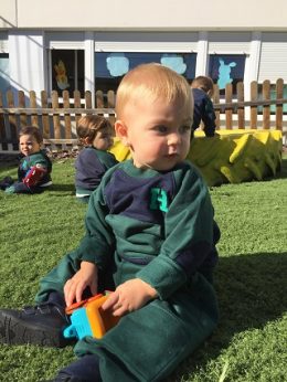Alumnos de Nursery 1 se divierten en el Huerto escolar