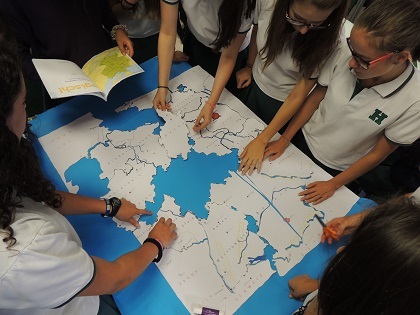 Trabajando en clase de alemán alumnos de Secundaria y Bachillerato