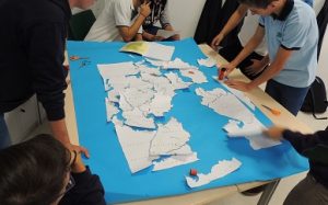 Trabajando en clase de alemán alumnos de Secundaria y Bachillerato