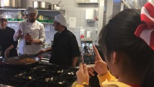 Alumnos de Shanghai visitan H.B.S. visitan la cocina