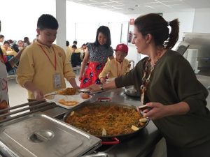 Alumnos de Shanghai visitan H.B.S. y comen paella