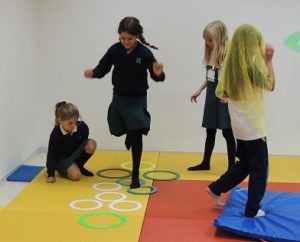 Practicamos el equilibrio en la extraescolar de Circo