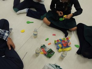 Los alumnos hacen pelotas para la extraescolar de circo