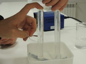 Alumnos Humanitas de 1º de Bachillerato han realizado una práctica en el laboratorio: electrólisis del agua. 