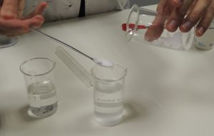 Práctica en el laboratorio: electrólisis del agua.  Alumnos de 1º de Bachillerato.
