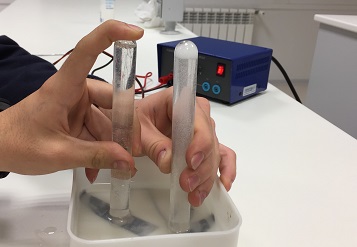 Práctica en el laboratorio: electrólisis del agua.