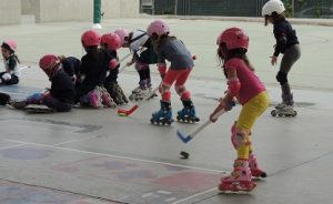 Los alumnos que asisten a extraescolar de patinaje empiezan a aprender a jugar a Hockey.