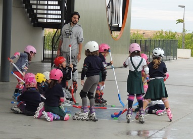 Los alumnos que asisten a extraescolar de patinaje empiezan a aprender a jugar a Hockey.