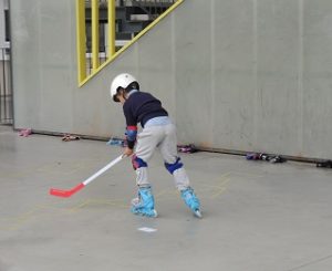Los alumnos que asisten a extraescolar de patinaje empiezan a aprender a jugar a Hockey.