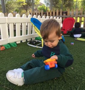 Alumnos de Nursery 1 se divierten en el Huerto escolar