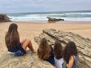 Mirando el mar en las playas de Portugal de alumnos de 2º de Bachillerato