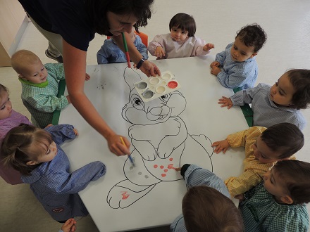 En Nursery 1 están coloreando a su mascota