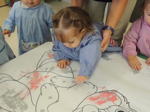 La clase de los conejitos (Nursery 1B) está coloreando a su mascota