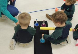 Los alumnos tocan las campanas en el taller de musicoterapia