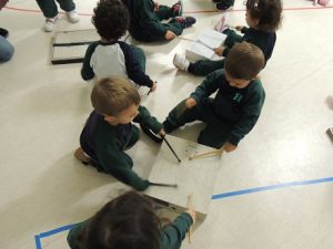Taller de musicoterapia en Nursery. los alumnos tocan las baquetas