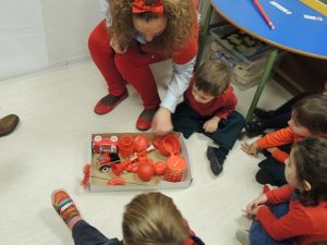 Aprendemos el color rojo en 1º de Infantil