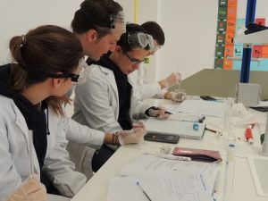 Alumnos de Bachillerato aprenden a preparar disoluciones de NaOH