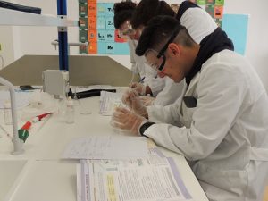 Alumnos de Bachillerato aprenden a preparar disoluciones de NaOH