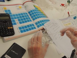 Alumnos de Bachillerato aprenden a preparar disoluciones de NaOH