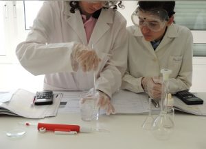 Alumnos de Bachillerato aprenden a preparar disoluciones de NaOH