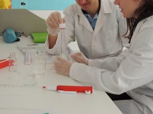 Alumnos de Bachillerato aprenden a preparar disoluciones de NaOH