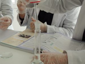 Alumnos de Bachillerato aprenden a preparar disoluciones de NaOH