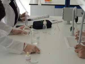 Alumnos de Bachillerato aprenden a preparar disoluciones de NaOH