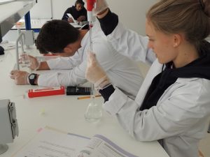 Alumnos de Bachillerato aprenden a preparar disoluciones de NaOH