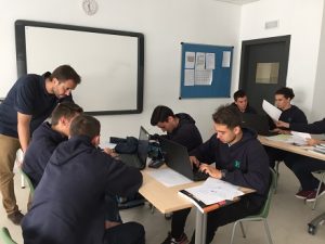 En grupos cooperativos realizan un proyecto de filosofía en 1º de Bachillerato
