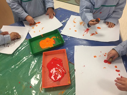 Creando obras de arte en Nursery 2 con frutos de otoño