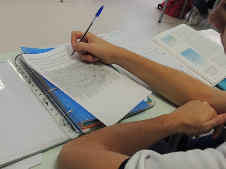 Alumnos de 2º de Bachillerato aprenden a interpretar mapas meteorológicos.