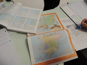 Alumnos de 2º de Bachillerato aprenden a interpretar mapas meteorológicos.