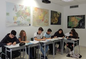 Alumnos de 2º de Bachillerato aprenden a interpretar mapas meteorológicos.