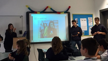 Dentro del programa ‘Alumnos ayudantes’ que están desarrollando los alumnos de 1º Bachillerato, han visitado a sus compañeros de 6º de Primaria a quienes les han explicado los riesgos que tiene Internet y cómo deben actuar.