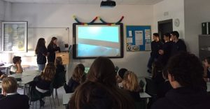Dentro del programa ‘Alumnos ayudantes’ que están desarrollando los alumnos de 1º Bachillerato, han visitado a sus compañeros de 6º de Primaria a quienes les han explicado los riesgos que tiene Internet y cómo deben actuar.