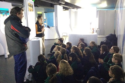 Los alumnos de 5º de Primaria visitan a la exposición Tecno-revolución, donde realizaron un taller.