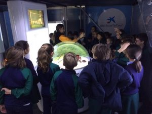 Los alumnos de 5º visitan a la exposición Tecno-revolución.
