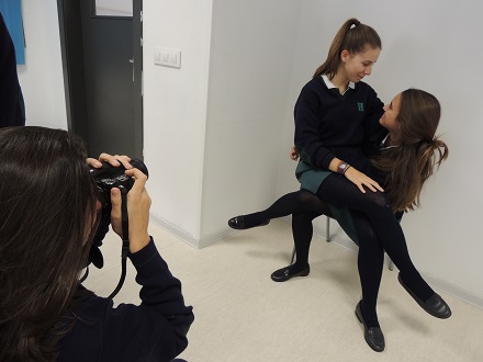 Los alumnos del proyecto EOE Fotografía en 4 ESO han estado practicando técnicas de retrato. Para ello han tomado fotos con luz natural, artificial, directa e indirecta. Igualmente, han tenido que usar tres perspectivas diferentes de cada imagen, así como trabajar la eliminación de sombras no deseadas