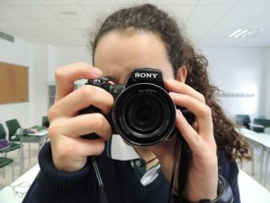Los alumnos del proyecto EOE Fotografía en 4 ESO han estado practicando técnicas de retrato. Para ello han tomado fotos con luz natural, artificial, directa e indirecta. Igualmente, han tenido que usar tres perspectivas diferentes de cada imagen, así como trabajar la eliminación de sombras no deseadas