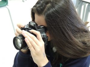Los alumnos del proyecto EOE Fotografía en 4 ESO han estado practicando técnicas de retrato. Para ello han tomado fotos con luz natural, artificial, directa e indirecta. Igualmente, han tenido que usar tres perspectivas diferentes de cada imagen, así como trabajar la eliminación de sombras no deseadas