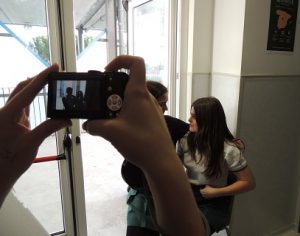 Los alumnos del proyecto EOE Fotografía en 4 ESO han estado practicando técnicas de retrato. Para ello han tomado fotos con luz natural, artificial, directa e indirecta. Igualmente, han tenido que usar tres perspectivas diferentes de cada imagen, así como trabajar la eliminación de sombras no deseadas
