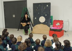 Alumnos de Nursery asisten a un cuentacuentos.