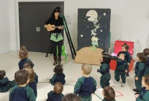 Alumnos de Nursery asisten a un cuentacuentos.