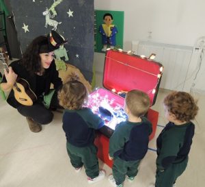Alumnos de Nursery asisten a un cuentacuentos.