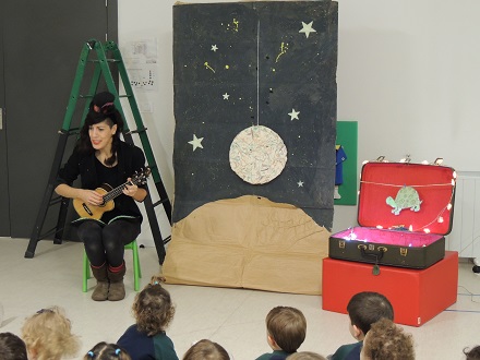 Alumnos de Nursery asisten a un cuentacuentos.
