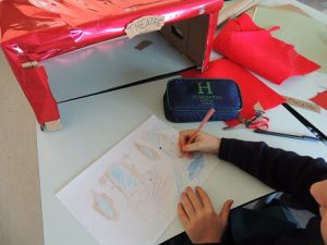 Los alumnos de 4º aprenden los distintos tipos de marionetas. 