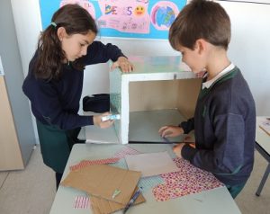 Los alumnos de 4º aprenden los distintos tipos de marionetas. 